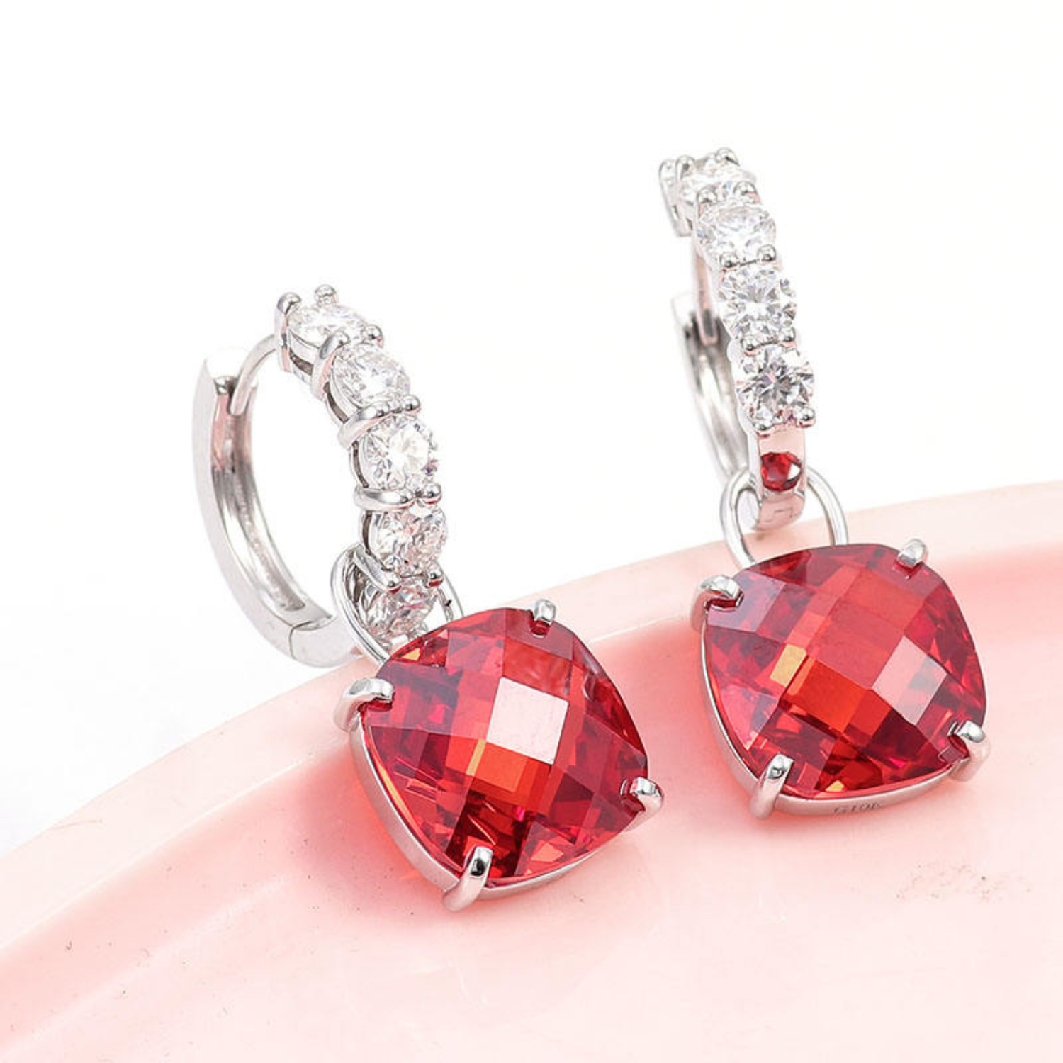 Oorbellen met robijn en diamant