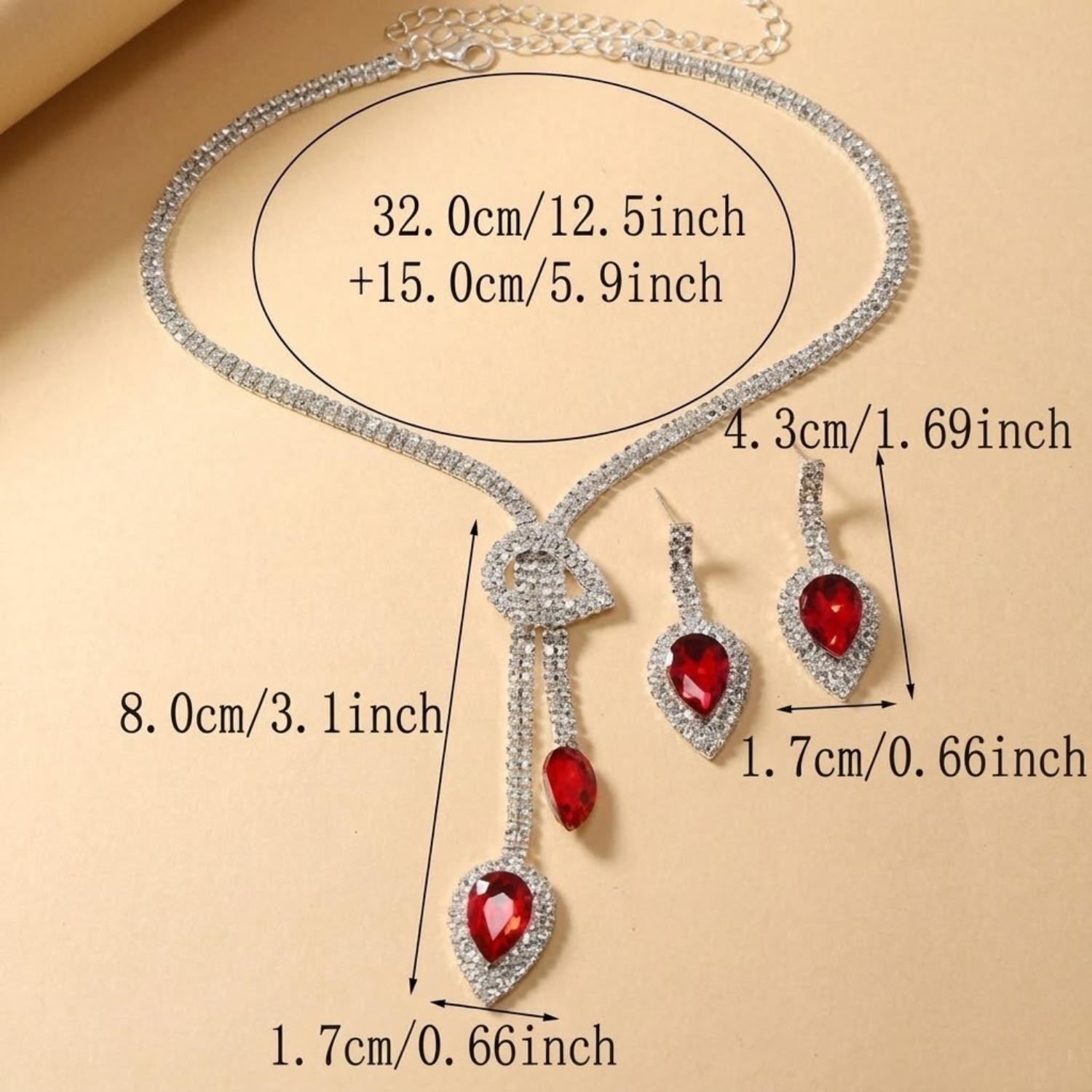 Rode ketting en oorbellen met strass-steentjes