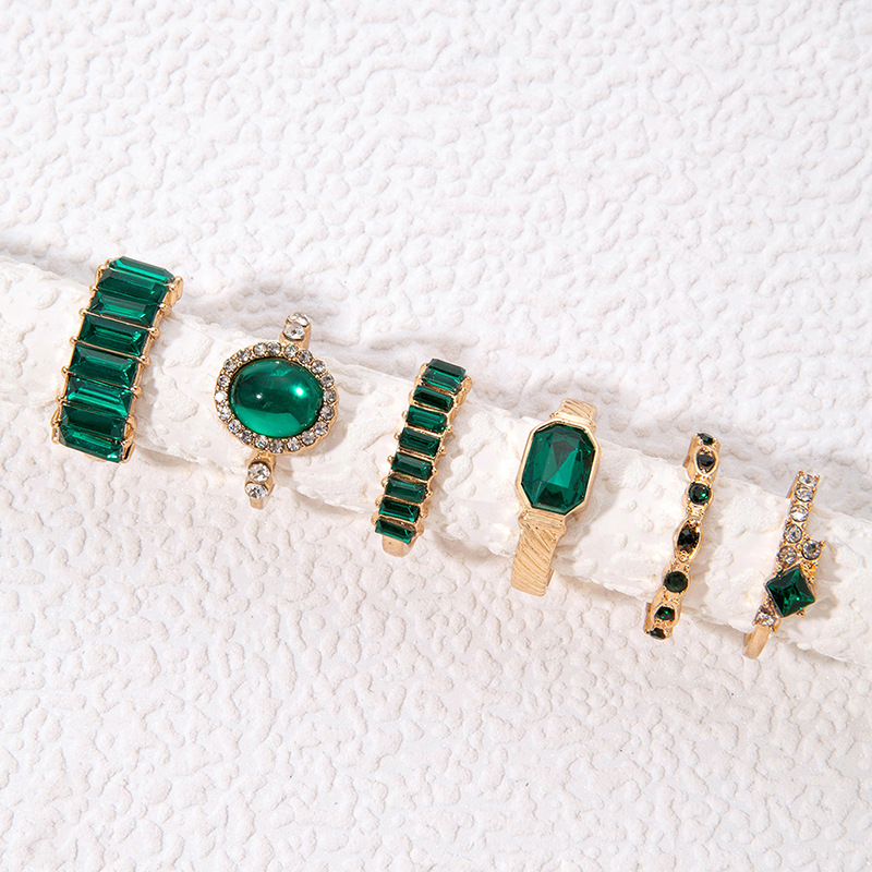Zarina Exquisite Emerald Gold Ring Set