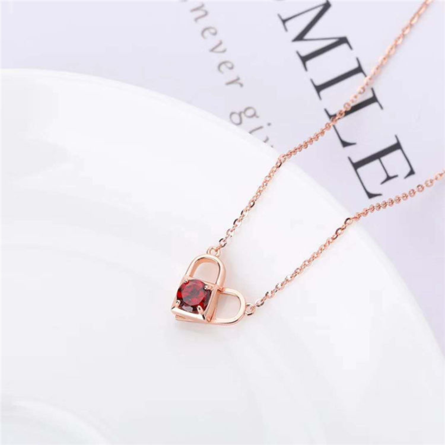 Halsketting met hanger van natuurlijke rode granaat