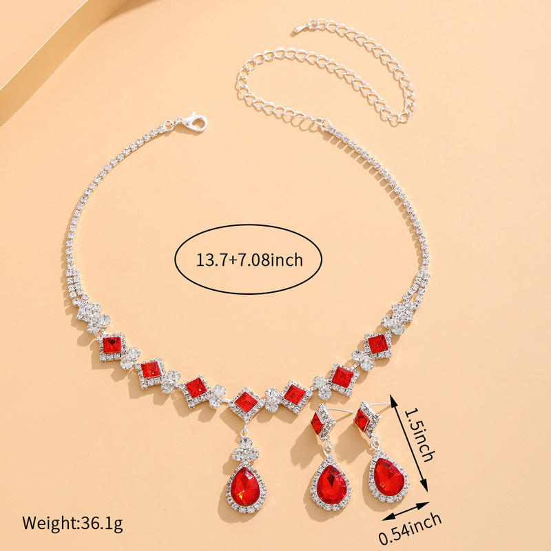 Set bestaande uit een choker met rode waterdruppels en bijpassende oorbellen.