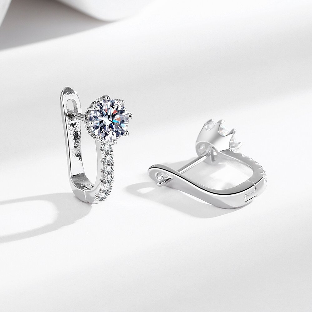 Kanaal Moissanite Huggie oorbellen