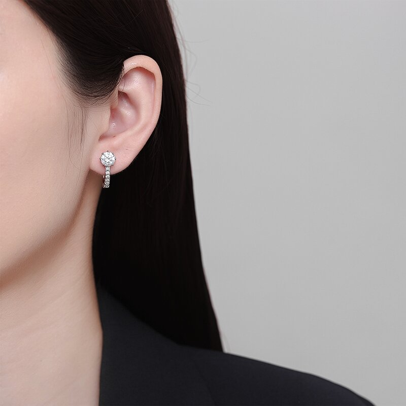 Kanaal Moissanite Huggie oorbellen